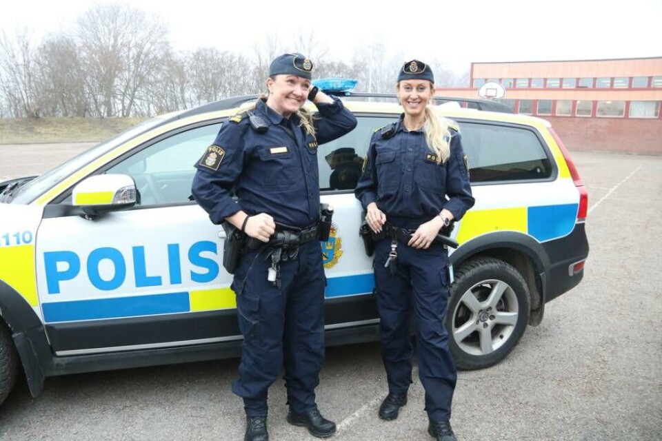 Linda Rosander och Maria Thorén vid sin polisbil som senare väckte mycket nyfikenhet hos eleverna. Foto: Helena Andersson