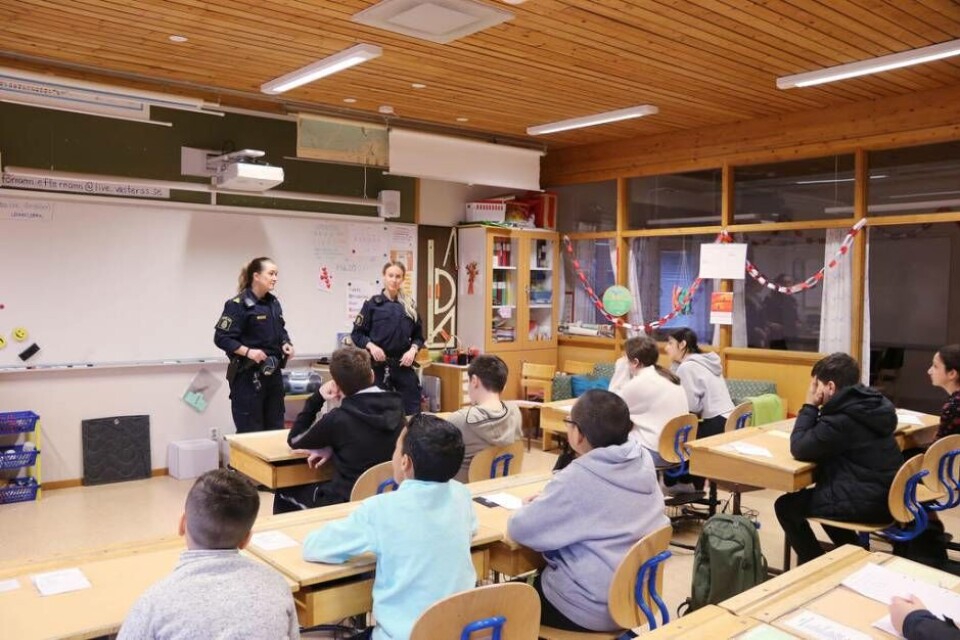 Linda Rosander och Maria Thorén från polisen berättade om sitt yrke för intresserade elever på Fredriksbergsskolan. Foto: Helena Andersson