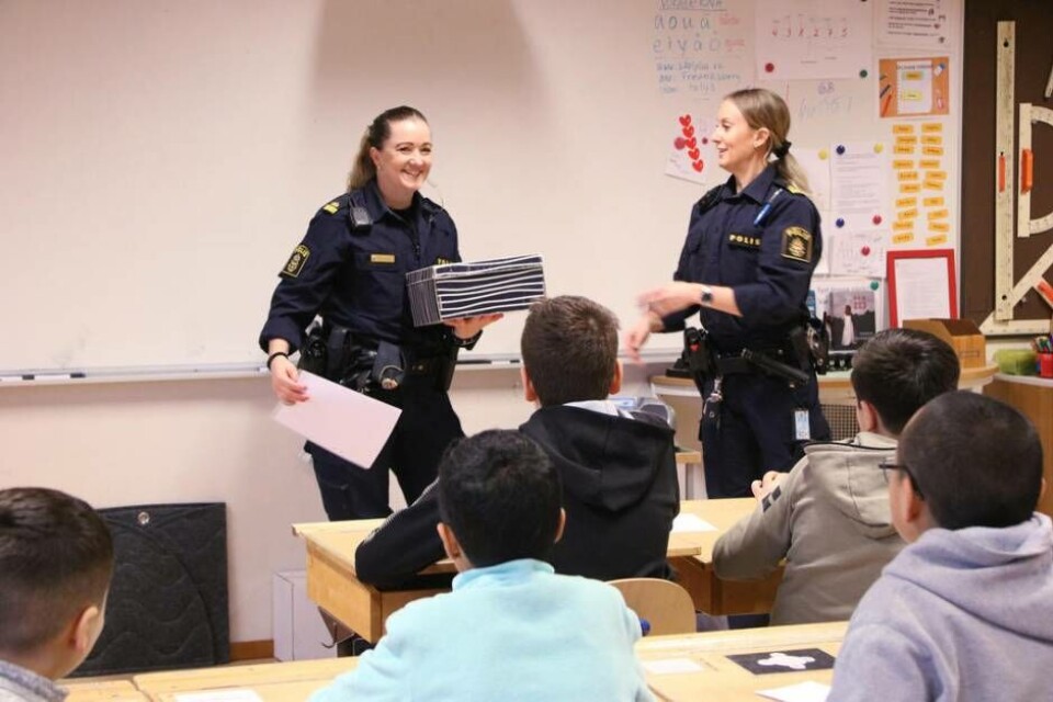 Linda Rosander och Maria Thorén från polisen berättade om sitt yrke för intresserade elever på Fredriksbergsskolan. Foto: Helena Andersson