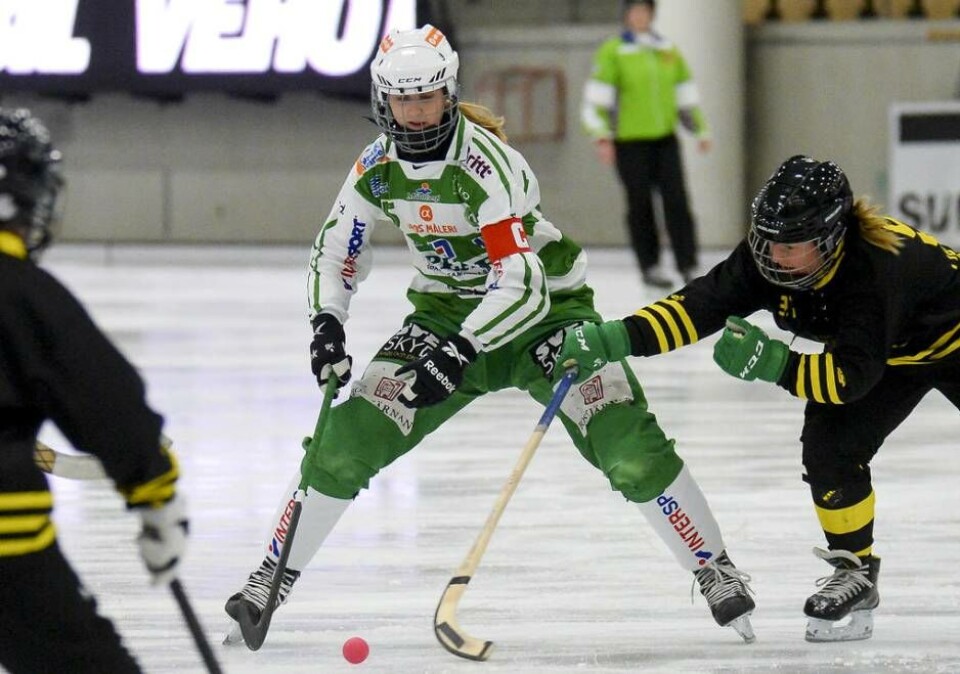 Malin Persson är en av fem VSK-spelare i det svenska lag som idag spelar semifinal mot Finland i VM i Norge. Persson stod för tre mål under gruppspelet, lika många gjorde klubbkompisen Matilda Plan. Foto: STEFAN LINDGREN
