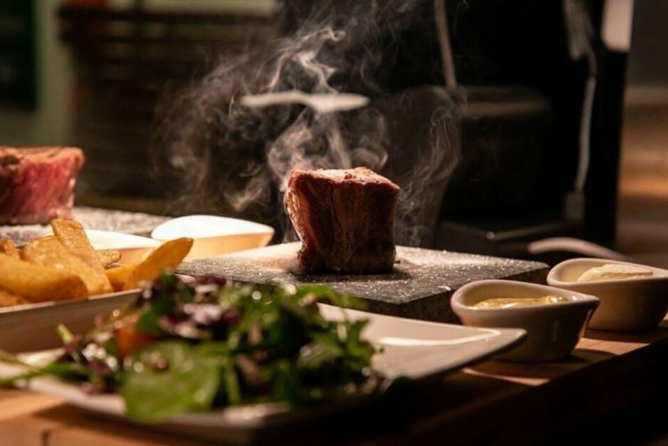 På Västerås citys nyaste restaurang Blackstone Steakhouse får gästen själv tillaga sin kött- eller fiskbit på en 400-gradig lavasten. Foto: Alexander Arntsen
