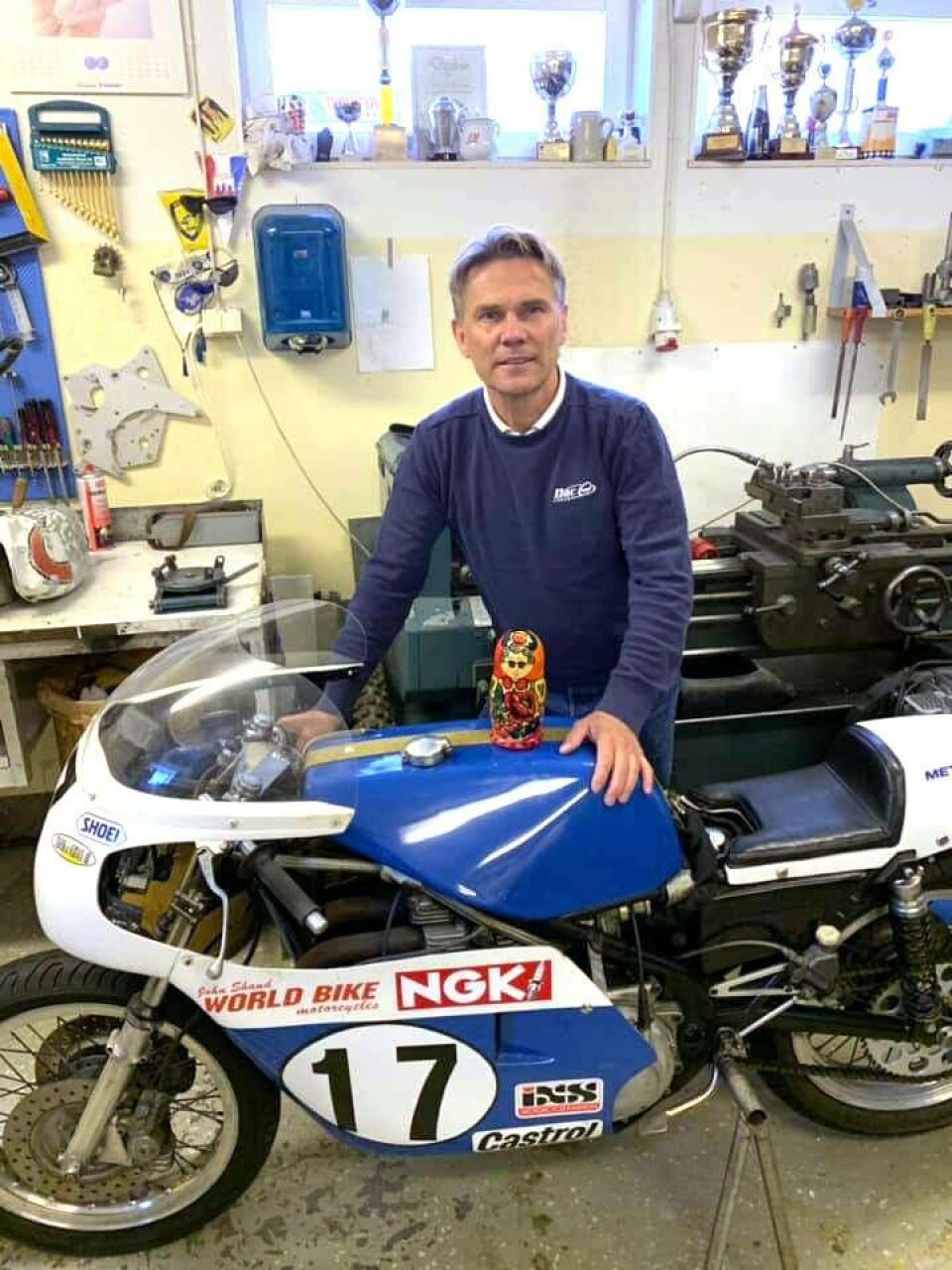 Erik Stenlund är en av Sveriges alla framgångsrika mc-förare som finns representerad på Mc Collection. Han blev med sin VM-seger i isracing i Moskva 1984 den förste förare utanför östblocket som blev världsmästare. Han var även framgångsrik speedwayförare och vann sin sista SM-titel i par med Andreas Jonsson 1999. Foto: MC Collection