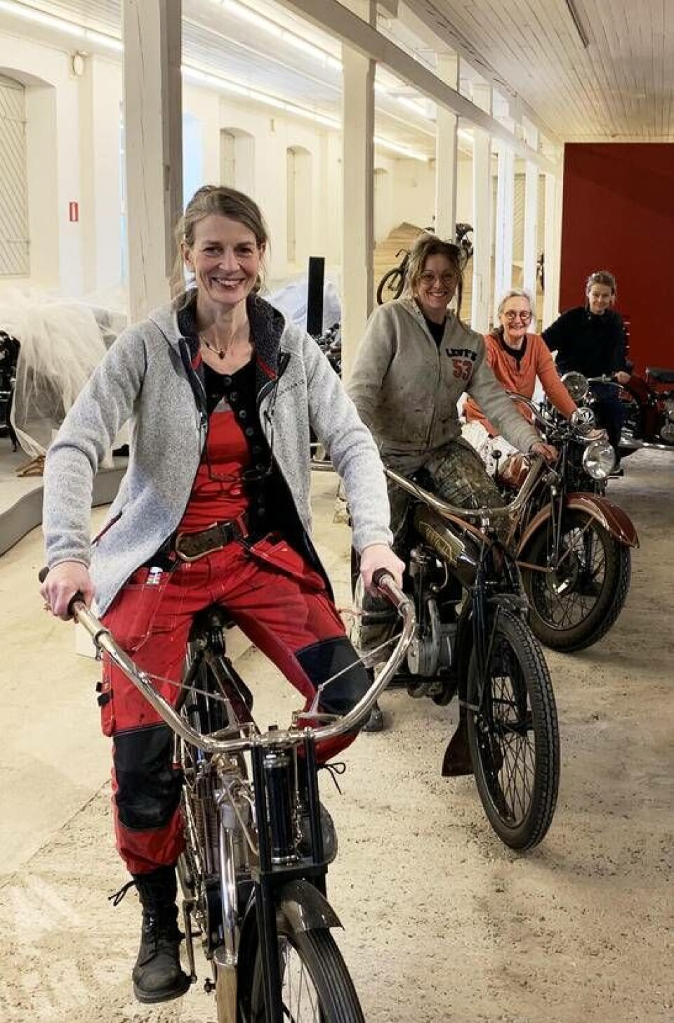 Utställningsformgivaren Caroline Romare (närmast) med delar av övriga teamet i form av Anneli Eriksson, Carin Ringmar och Maria Högberg som har byggt upp utställningen på Tidö som öppnar den 1 juni. Foto: MC Collection
