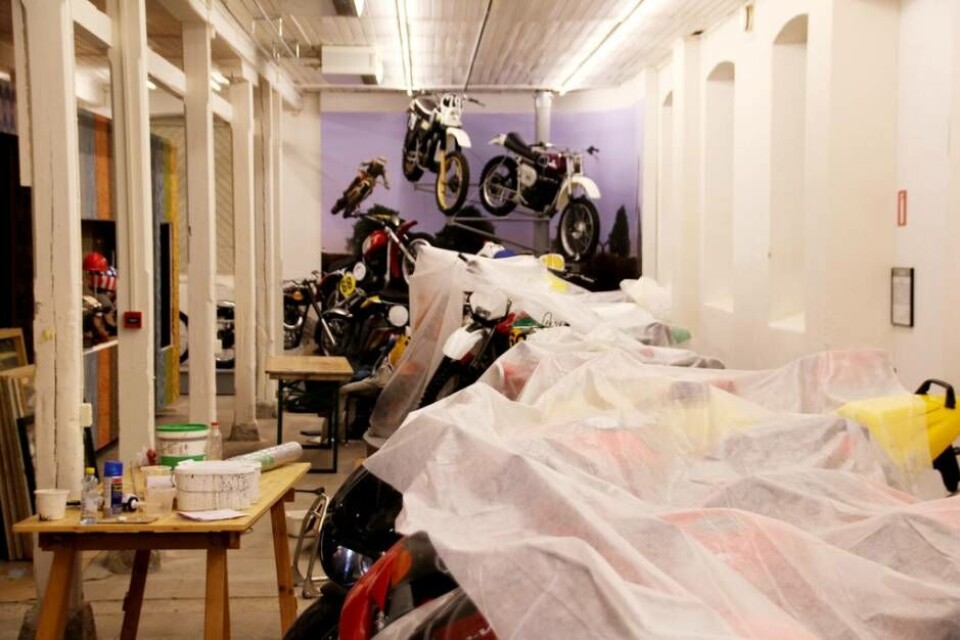 In i det sista putsas och målas det inför invigningen av utställningen. Nästa lördag är det dags för avtäckning av de omkring 120 motorcyklarna i det gamla stenstallet på Tidö. Foto: Jonas Bergkvist