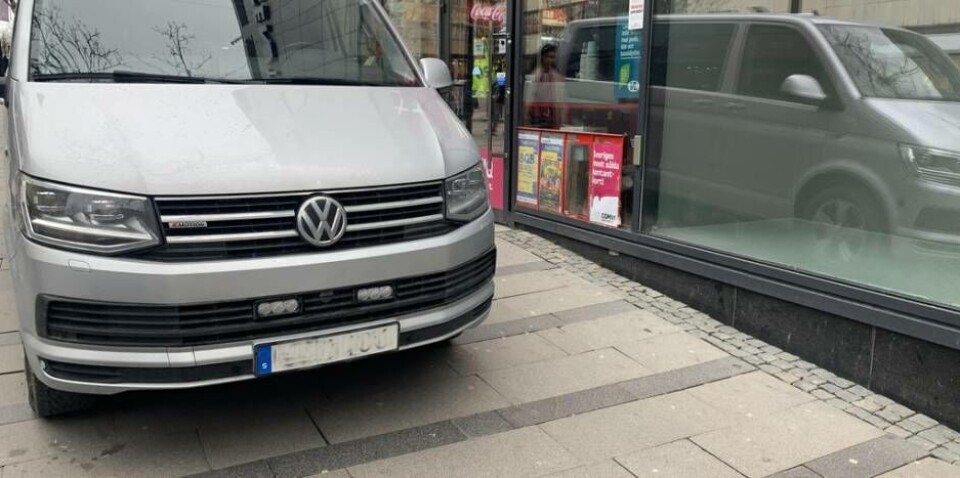 Polisens skåpbil utanför kiosken i city.
