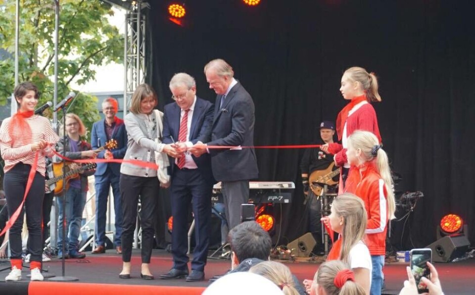 Erlings barn klippte bandet. Lottie Tham, Erling Perssons dotter – och hennes bror Stefan Persson – styrelseordförande och tidigare vd – klippte bandet tillsammans med kommunstyrelsens ordförande Anders Teljebäck. Foto: Josefine Wijkström×1 / 2Visa bildtextBild 1 av 2