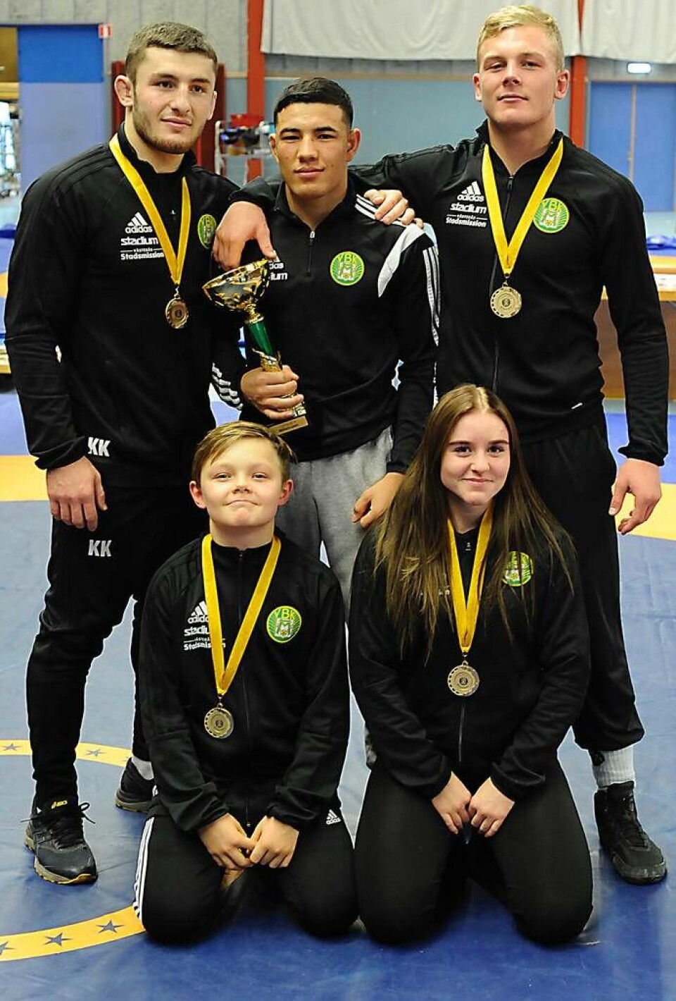 Guldgänget. Övre raden från vänster: Khalid Kerchiyev, Inaya Mohseini och Rasmus Åström. Närmast: Viktor Malmkvist och Fanny Gårdnäs. Foto: TorBjörn Åström