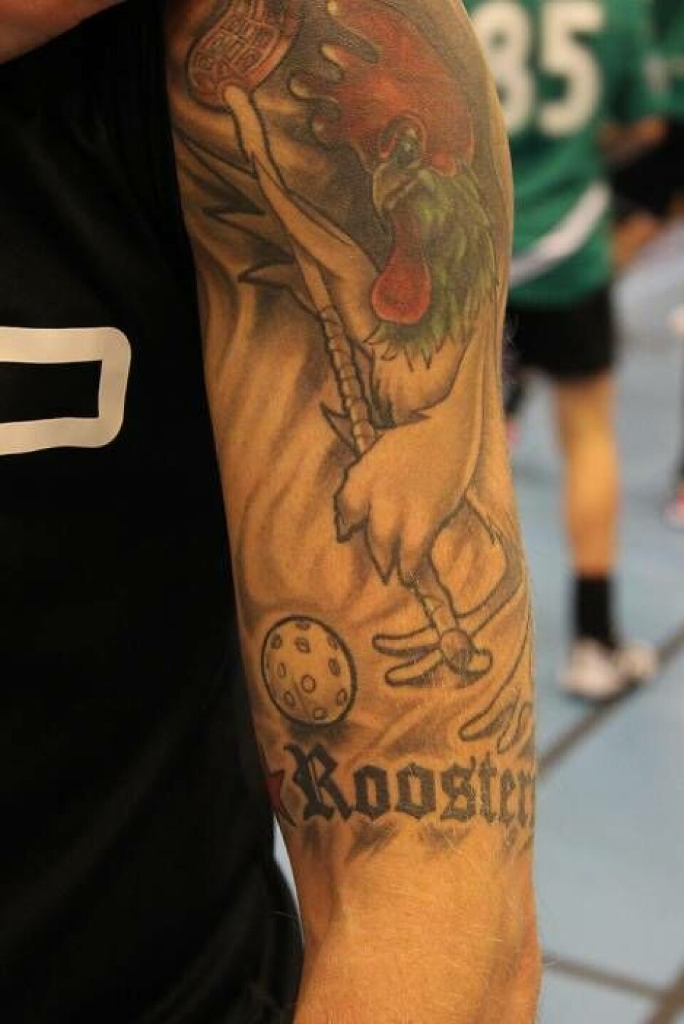 Märkt. Jonas har en Roosters-tatuering på armen.