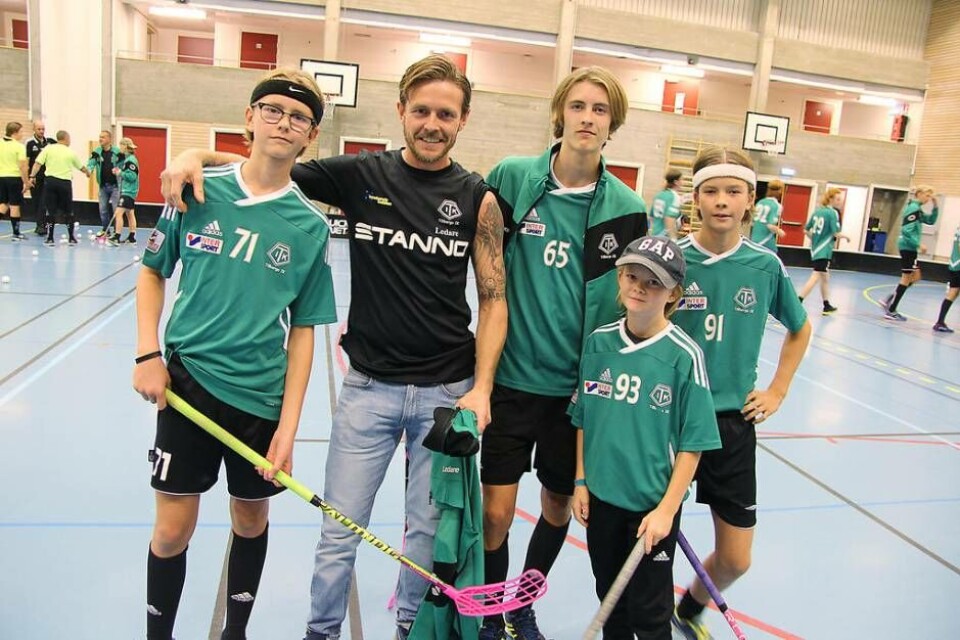 Innebandygrabbar. Pappa Jonas och bröderna Isac, Oscar, Anton och Jonathan. Foto: Jonas Edberg×1 / 2Visa bildtextBild 1 av 2