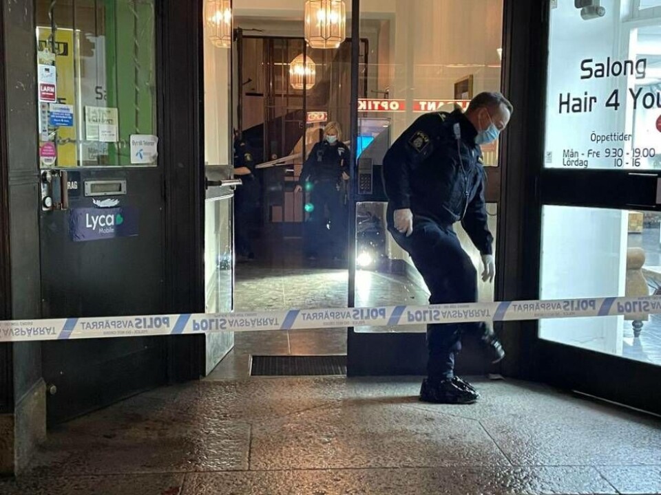 Polisen har spärrat av ett trapphus vid Stora gatan. Foto: JONAS EDBERG