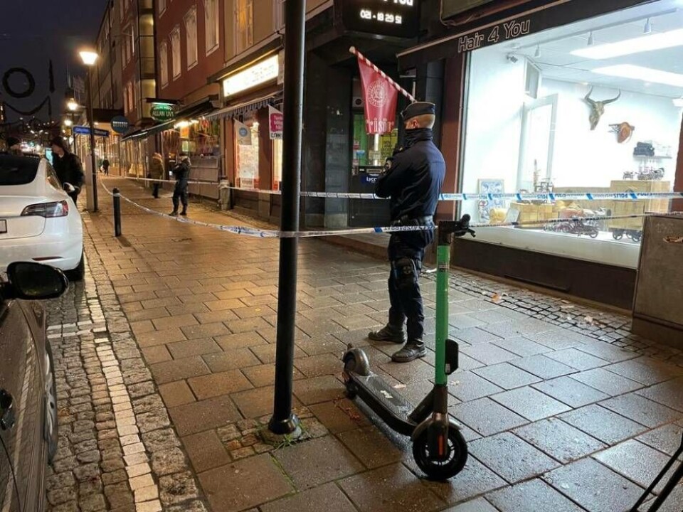 Polisen har spärrat av ett trapphus vid Stora gatan. Foto: JONAS EDBERG