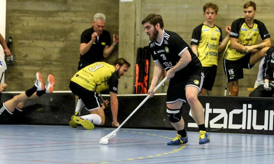 Christoffer Kahlson avgjorde derbyt i innebandyettan när han satte 7-6 i förlängningen mot Surahammar. Foto: STEFAN LINDGREN×1 / 5Visa bildtextBild 1 av 5