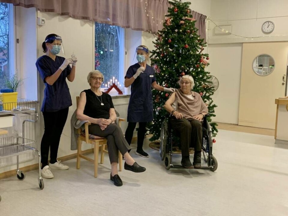 Naemi Björkman och Daisy Jansson var de första i Västmanland att vaccineras mot covid-19. Foto: Jonas Edberg