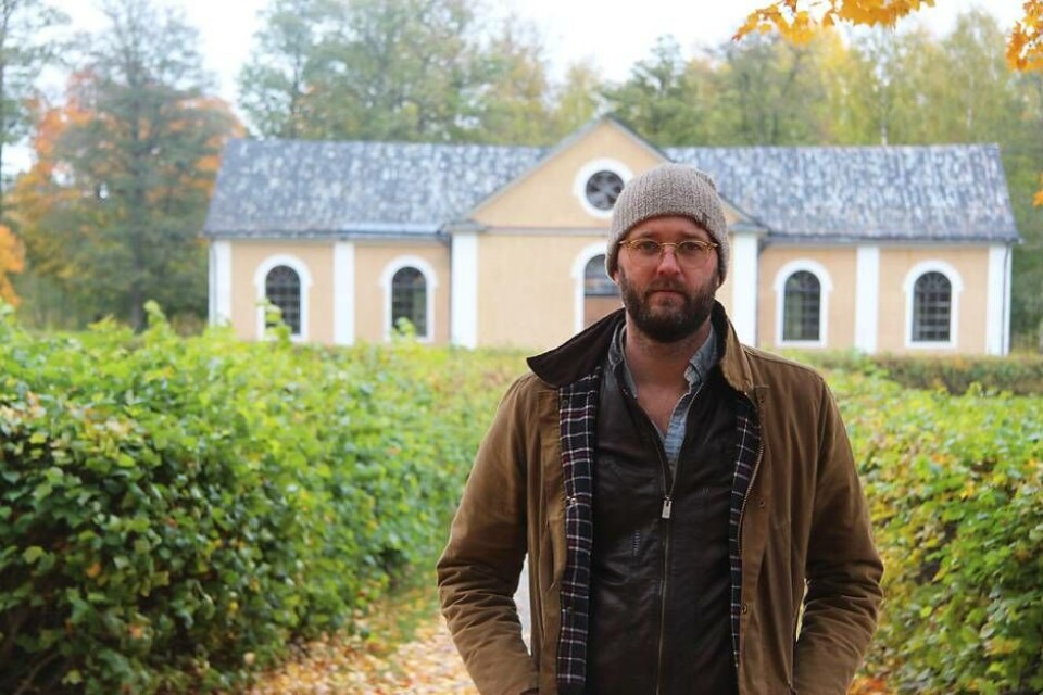 Sätra Brunns artistbokare och delägare Pelle Aldestam framför kyrkan på kurorten. Foto: Jonas Bergkvist