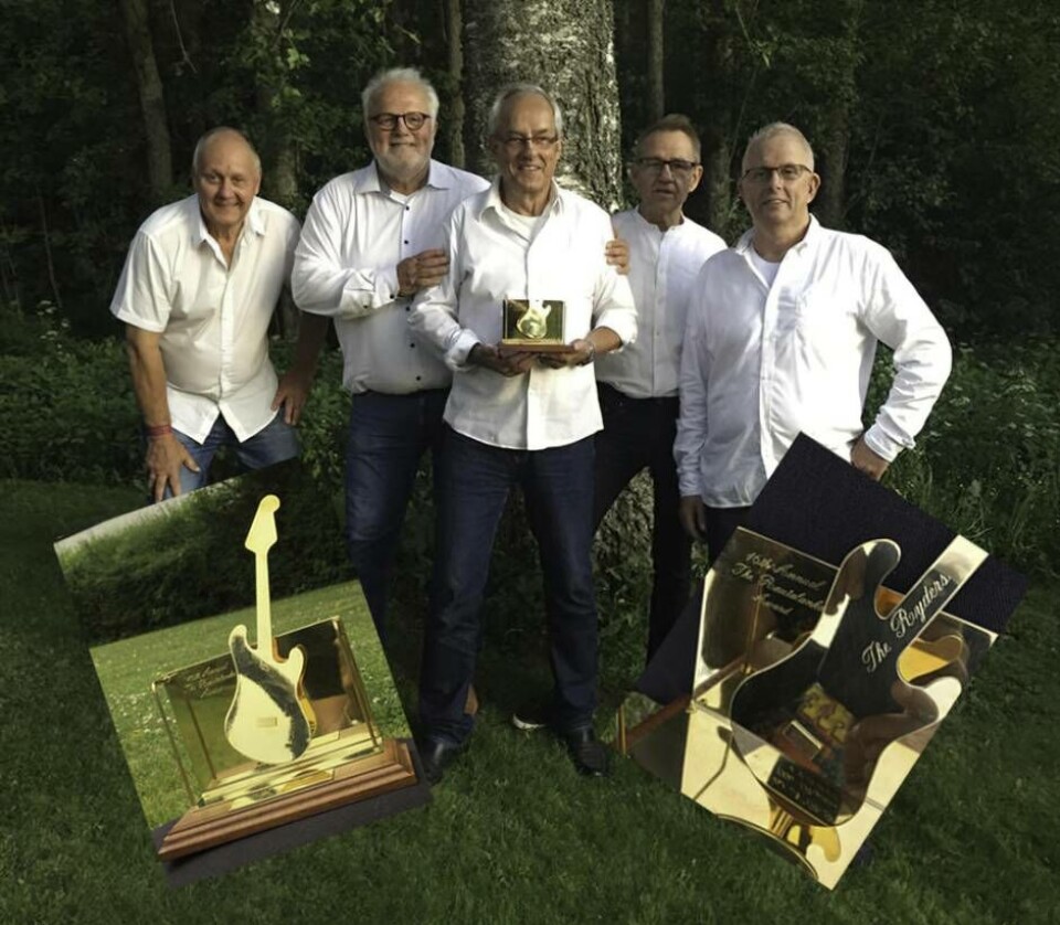 35-årsjubuilerande The Ryders består av från vänster Christer Sundvall, trummor, Per Olof Bäckman, sång och kompgitarr, Kurt Fröberg, sologitarr, Ejje Pettersson, bas och sång och Göran Ulfstedt, kompgitarr och sång. Här fick gruppen 2017 stolt mottaga priset Rautalanka Award i Nastola, Finland Foto: Privat