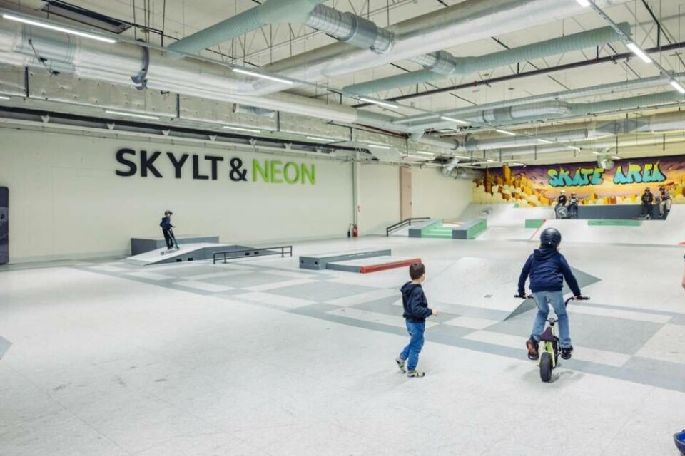 Gott om plats för tricks. Västerås skate och parkourhall har varit fylld av actionladdade skolungdomar under höstlovet. Foto: Avig Kazanjian