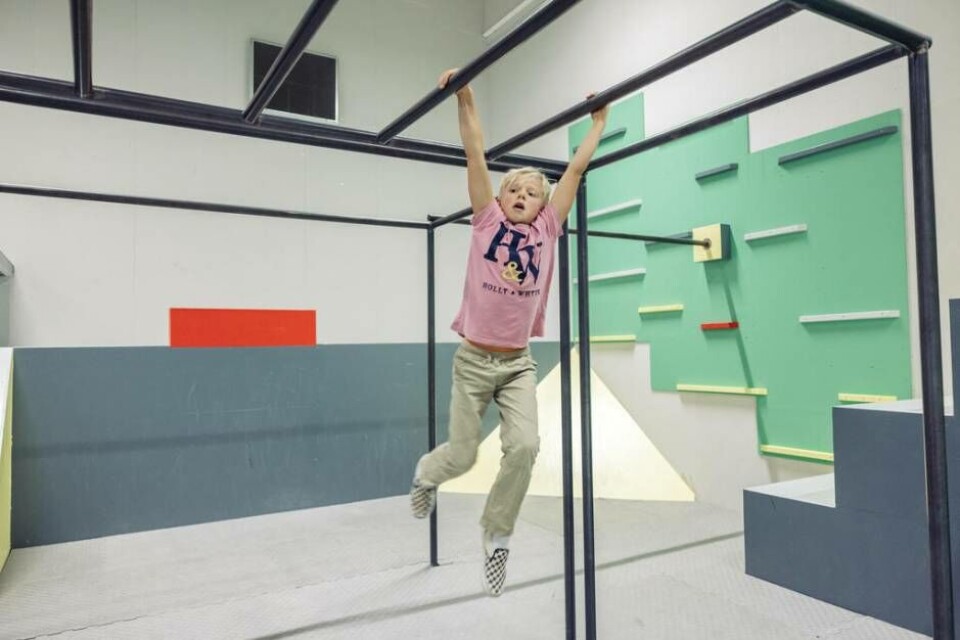 Klättrar. Marvin tar sig snabbt igenom parkourbanans klätterställning. Foto: Avig Kazanjian