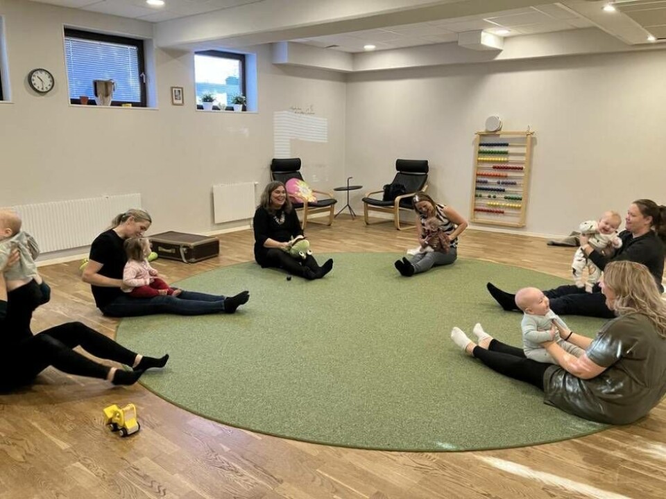 Miriam när hon håller i kyrkans babyrytmik tillsammans med föräldrar och deras barn. Foto: Helena Andersson