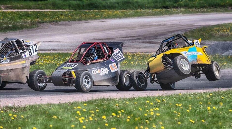 VMS-föraren Johan Eklund (gul bil) i veteranklassen fick strul med en bakaxel och tvingades bryta – men så länge han var med i loppet gav han järnet. Foto: Jan Cermenius/VMS
