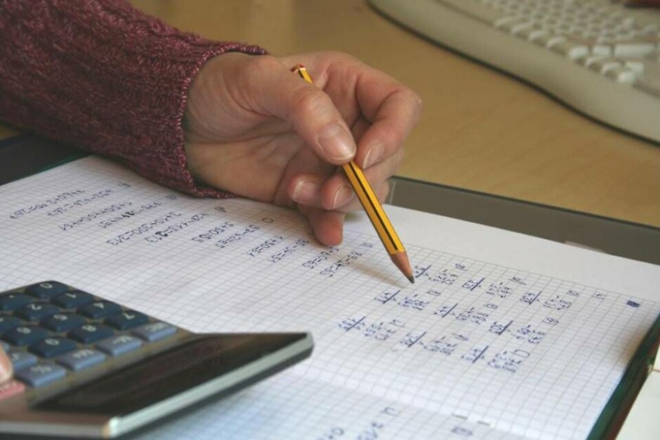 Matematikexperter volontärer hjälper skolelever med läxorna i Västerås.