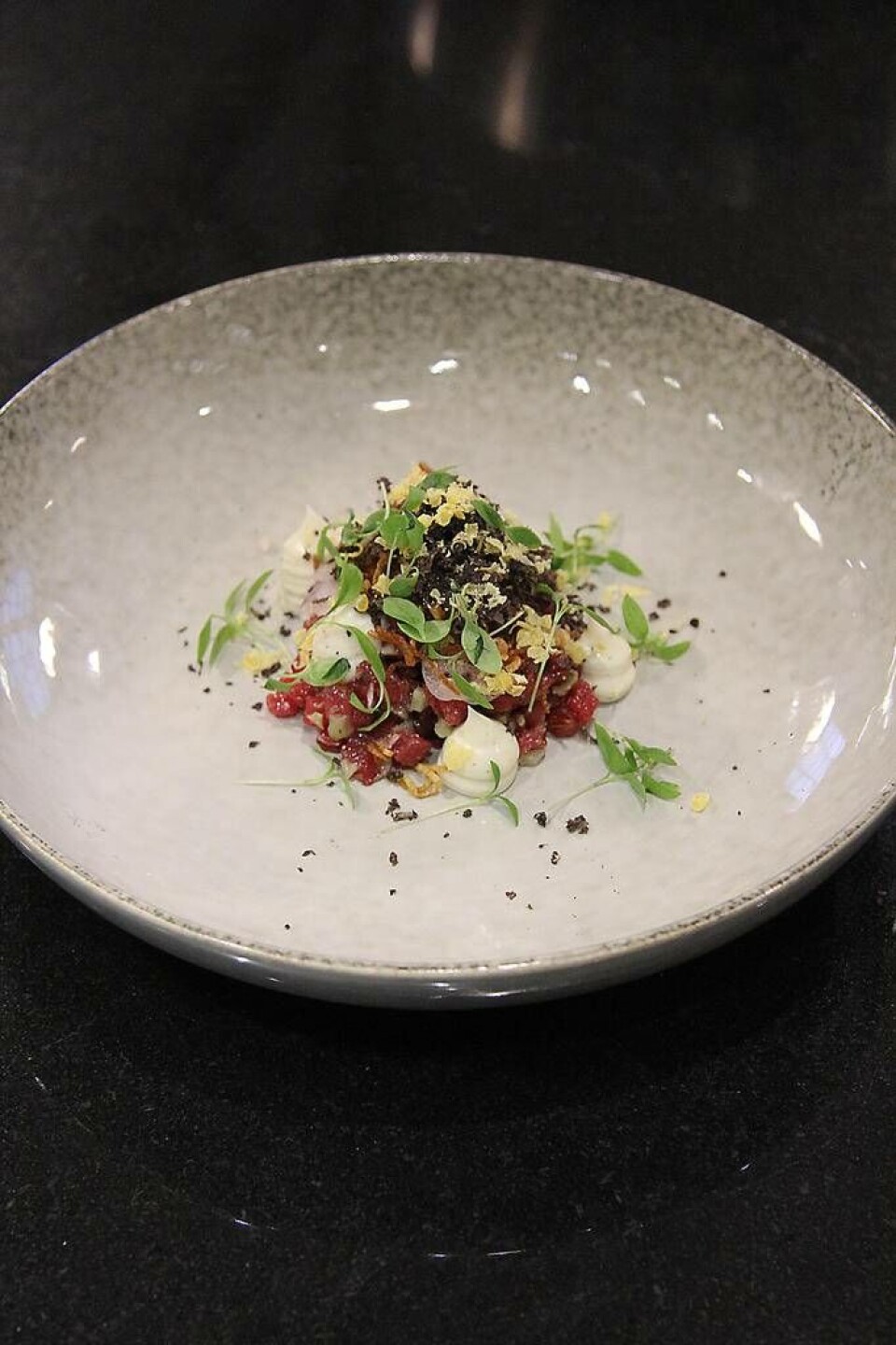 Tartare av älgfilé med gravad äggula, tryffel, persiljekrasse och schalottenlök