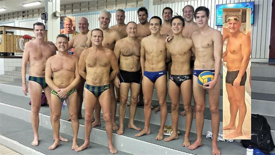 VSS vattenpololag som spelar i Tyskland i helgen: Från vänster: Fredrik Österlund, Robert Svennblad, Filip Österlund (inklippt), Johnny Funk, Per-Arne Andersson, Niklas Carlsson, Petter Österlund, Attila Flamborg, Peter Ahlinder, Linus Sundin, Mathias Isaksson, Viggo Hallencreutz, Jakob Lithammer, David Ahlinder och Rickard Roslan,(inklippt). Foto: VSS