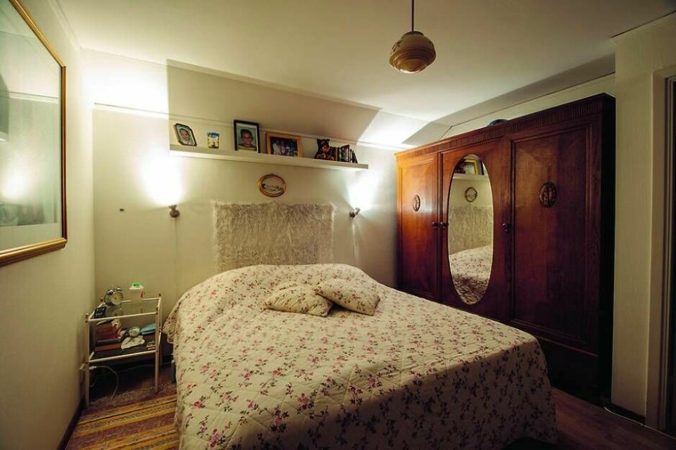 Max Holms sovrum, som bland annat är möblerad med en antik garderob. Foto: Avig Kazanjian