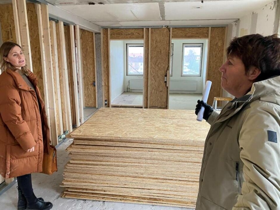 Visar lokalerna. Lotta Andersson visar bygget av företagshotellet för Sala kommuns näringslivschef Annica Åkerblom. Foto: Robert Österlind