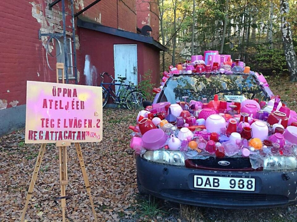 Öppen atelje. Susanne Torstenssons bli smyckad med rosa, röda och lila hushållsredskap. Foto: Susanne Torstensson