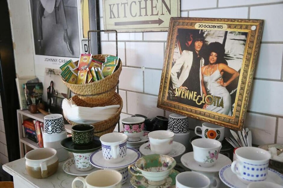 Kaffe och musik. På en skänk står fina kaffekoppar för en god kopp kaffe. Foto: Helena Andersson