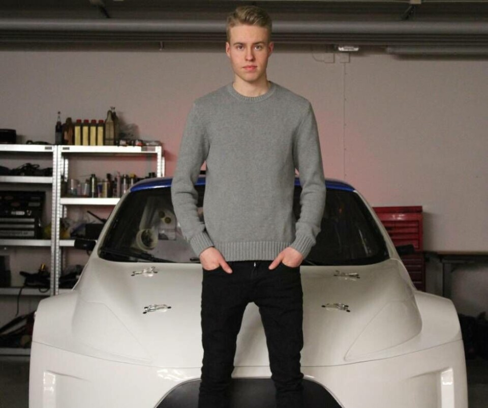 Martin Enlund i garaget. Det här året kommer det att bli många och långa utflykter därifrån, bland annat Sydafrika. Foto: Privat