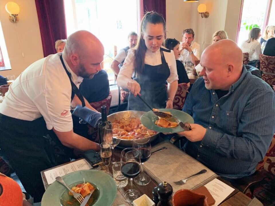 Alva går runt bland gästerna tillsammans med pappa Karl och serverar sin pasta Mezze Maniche med basilika i kryddig tomatsås. Peter Sandberg från Frankgruppen var en av alla nöjda gäster på Limone denna söndagseftermiddag. Foto: Jonas Bergkvist