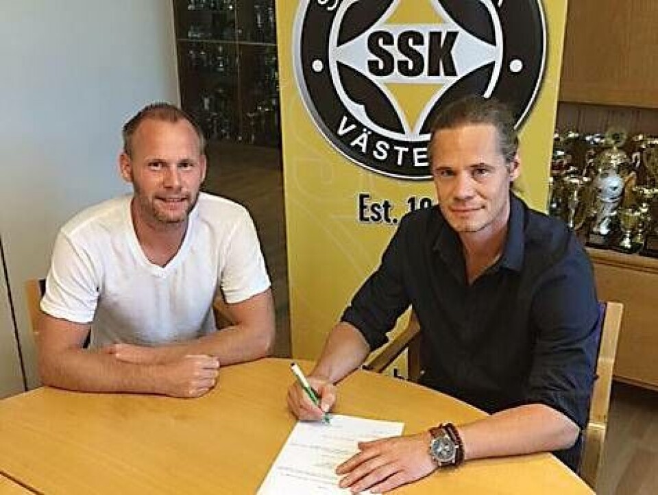 Sportchefen Lars Kjellstrand och Michael Andersson vid förhandlingsbordet idag när Andersson skrev på ett nytt, flerårigt avtal som tränare för Skiljebo SK: Foto: Privat