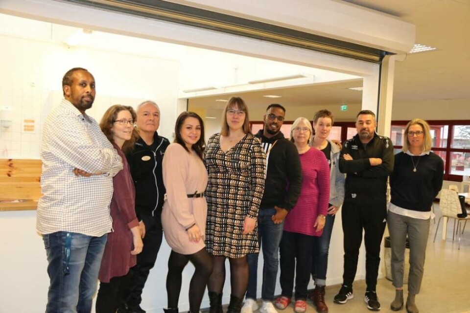 Fritidsklubben och initiativtagarna till projektet. Abdirahman Mohamed, Irja Holtter, Nuri Akpinar, Tina Riklöv, Angelica Öhrn, Hussein Qasim, biblotikarie Pia, Anette Lund, Delshad Perdaod och Annika Persson. Foto: Helena Andersson