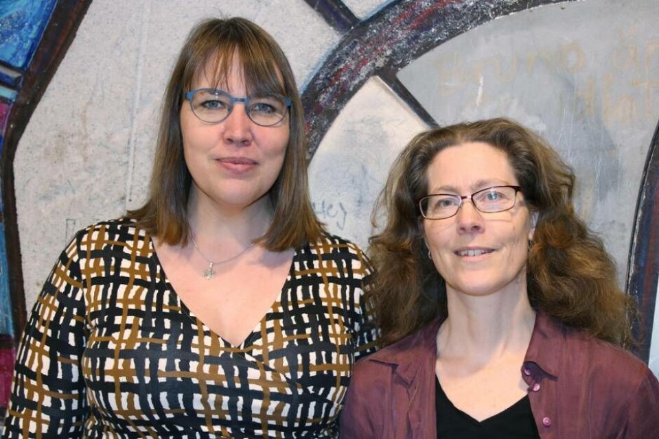 Angelica Öhrn och Irja Holtter vill inspirera barn och ungdomar att läsa och skriva mer. Foto: Helena Andersson
