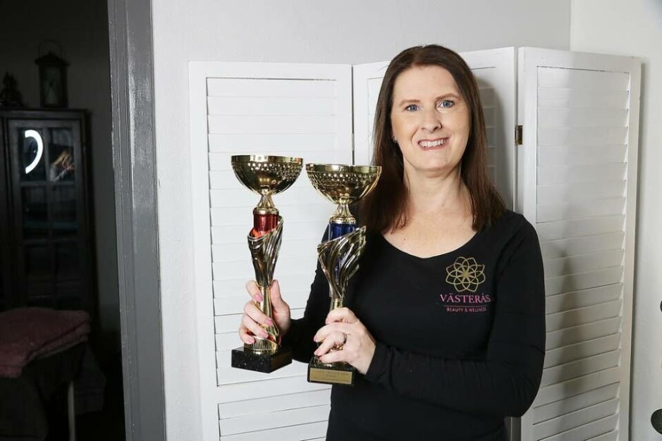 Silverpokaler. Johanna Ruotsalainen med sina två silverpokaler från SM i fransförlängning 2019. Foto: Helena Andersson