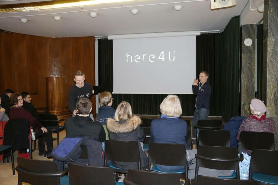 Toleranspedagogerna Joakim Lantz och Nicklas Wennersten från Here4 U berättar om utbildningen. Foto: Helena Andersson