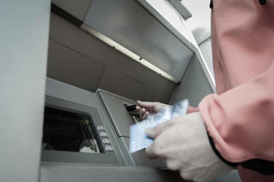Tjuvar bröt upp bankomat på Hälla