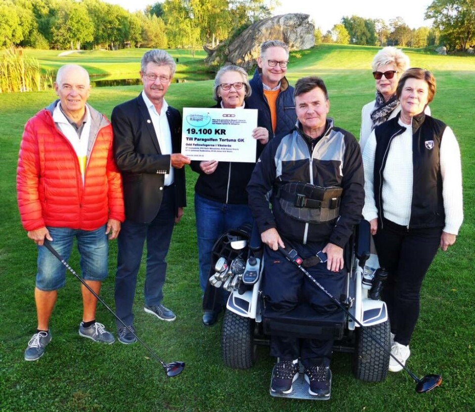 Välkommet bidrag. Från vänster Per-Inge Larsson riksgolfen, Göran Lindkvist projektledare riksgolfen, Liselotte Olsson ansvarig paragolfen Tortuna GK, Thomas Andrén riksgolfen, Bengt Lövling paragolfare, Marie-Louise Johansson riksgolfen, Lillemor Källberg ordförande Tortuna GK. Foto: Lars Bilberg