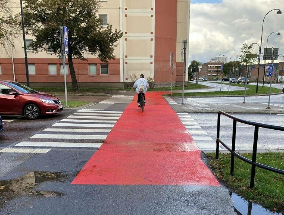 Fritt fram att cykla. Det röda fältet markerar att här har cyklar och mopeder företräde framför biltrafiken. Foto: Helena Andersson