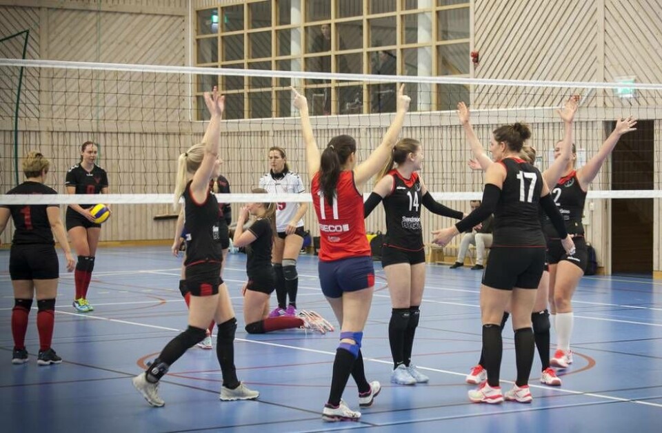 Västeråsjubel efter segern på bortagolv i volleybollettan. Foto: VVK