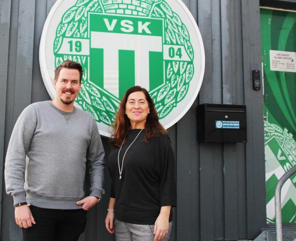 Föreläsaren och Schysst framtids-ansvarige Erik Grönberg tillsammans med VSK Bandys ordförande Gisela Stockhaus vid VSK-kansliet. Foto: Jonas Bergkvist