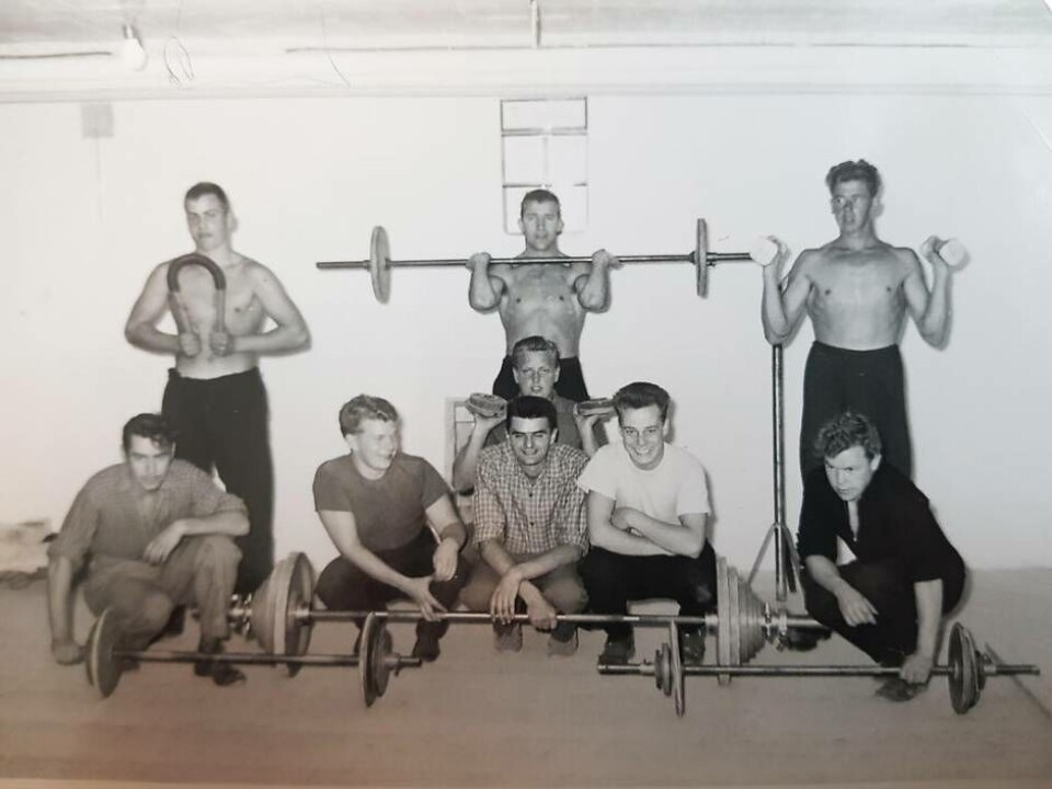 Kraftkarlar. Foto taget strax efter klubbens bildande 1958. Lars Waern ses stående i mitten med skivstång och strax framför honom sitter Evert Stillman med några små viktplattor i händerna. Foto: Privat