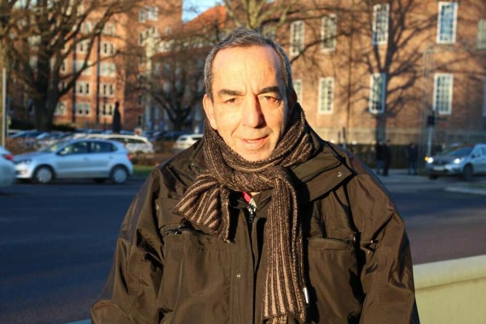 Hyllar västeråsarna. Elias har varit på botten, men känner nu tack vare den omtanke han fått av många västeråsare när han stått och sålt Situation Stockholm utanför Ica Maxi på Hälla och Erikslund, att han är på väg uppåt igen. Foto: Helena Andersson