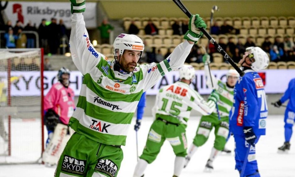 Magnus Joneby gjorde en grym match mot Vänersborg. VSK-kaptenen gjorde två mål när grönvitt vann med 8–3 över Vänersborg i bandypremiären. Foto: STEFAN LINDGREN×1 / 2Visa bildtextBild 1 av 2