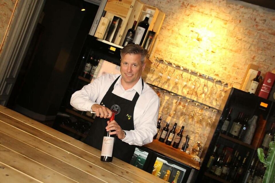 Korkar upp en vinspalt i Västerås Tidning. Patric Anderson är sommelier i Västerås och ska nu börja tipsa Västerås Tidnings läsare om goda viner. ”Kul”, tycker han. Foto: Jonas Bergkvist Korkar upp en vinspalt i Västerås Tidning. Patric Anderson är sommelier i Västerås och ska nu börja tipsa Västerås Tidnings läsare om goda viner. ”Kul”, tycker han. Foto: Jonas Bergkvist