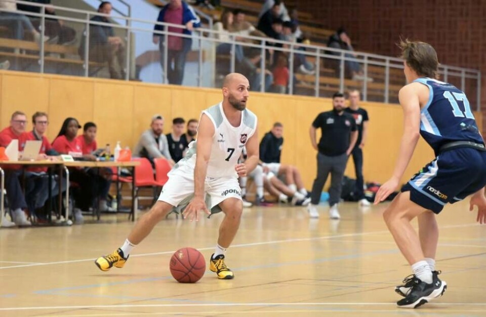 Aros Basket tog i söndags andra raka segern i Basketettan efter en klar seger hemma mot Djurgården. Västeråslaget har därmed fått en smakstart på sin debutsäsong i serien. Här ses hemmalagets Salar Ibragim. Foto: BJARNEFELDT PHOTOGRAPHY