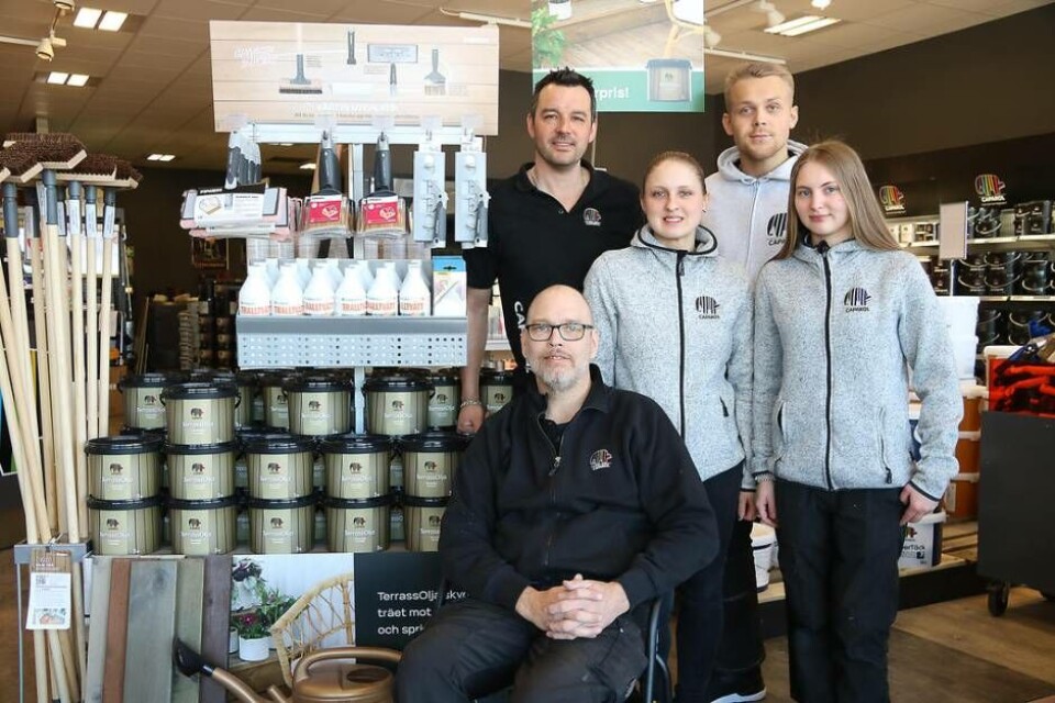Daniel Laning, Tommi Wijkander, Magdalena Melin, Emil Pettersson och Elin Ljungberg har full fart i butiken nu när våren är här. Foto: Helena Andersson Daniel Laning, Tommi Wijkander, Magdalena Melin, Emil Pettersson och Elin Ljungberg har full fart i butiken nu när våren är här. Foto: Helena Andersson