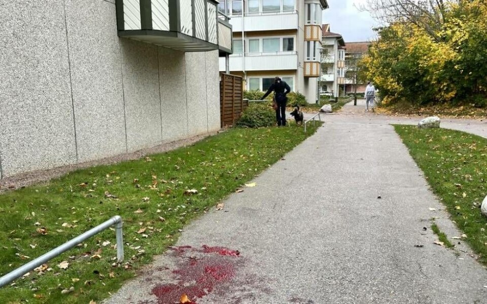 En stor blodpöl syns i området där polisen är på plats och jobbar.