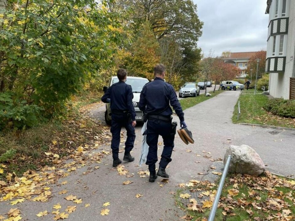 Ett stort antal poliser är på plats i Fredriksbergsområdet där de utreder ett misstänkt grovt brott. Foto: Jonas Edberg